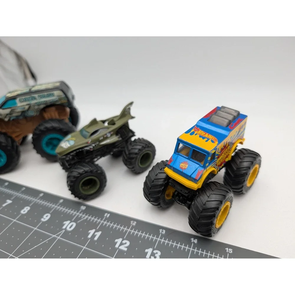 Mattel Hot Wheels Monster Truck Lot Cyber Crush Shark Wreak Portions